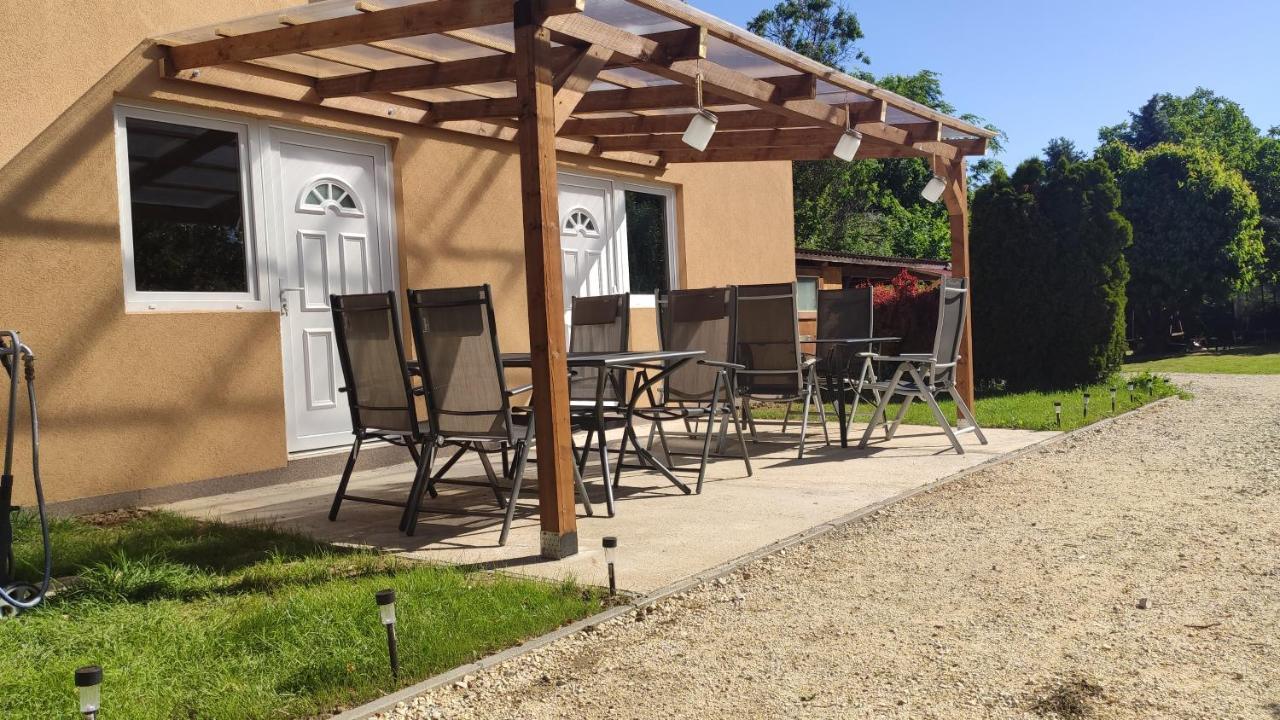 Lelle Lelke Apartmanhaz Διαμέρισμα Balatonlelle Εξωτερικό φωτογραφία
