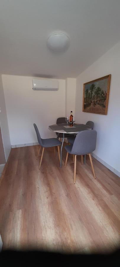Lelle Lelke Apartmanhaz Διαμέρισμα Balatonlelle Εξωτερικό φωτογραφία